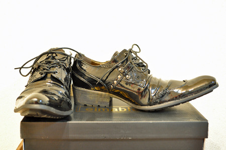 先の尖った靴 js-lazy